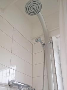 y baño con ducha y cabezal de ducha. en Studio Muenster City en Münster