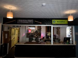 un bar con un mostrador y un cartel que lee hotel en la pared en YHA Helvellyn en Glenridding