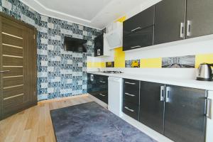 uma cozinha com azulejos pretos e brancos na parede em VIP apartmen em Sumy
