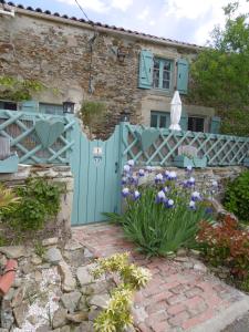 VouvantにあるAlba Melusineの花の家の前の青門