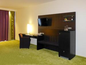 A television and/or entertainment centre at Hotel & Restaurant Sonne