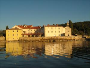 a group of buildings next to a body of water at Apartmani Škrnjug in Brzac