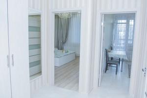 een kamer met een deur naar een slaapkamer bij Luxury apartment Promenade Expo in Astana