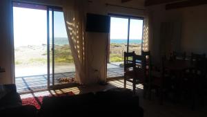 sala de estar con vistas al océano en Casa Curanipe, en Curanipe