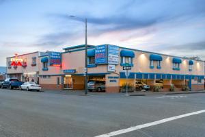 a building on a street with cars parked in front of it at Eureka Town House Motel - Historic Old Town in Eureka