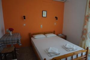 Dormitorio pequeño con cama y mesa en Galini, en Therma