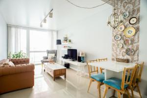 una sala de estar con un sofá y una mesa en 457 Gascon, en Mar del Plata