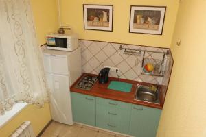 モスクワにあるApartments on Tepliy Stan 9k1の小さなキッチン(シンク、電子レンジ付)