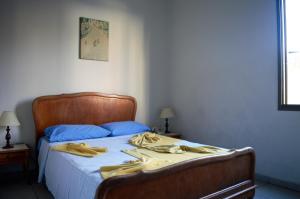 1 dormitorio con 1 cama con 2 albornoces. en Hotel Sorrento en Belo Horizonte