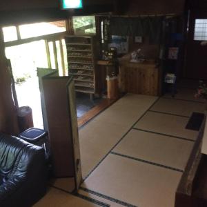 南小国町奥吉昂斯恩奥吉索日式旅馆的客厅地板上铺着白色垫子 更多15张照片