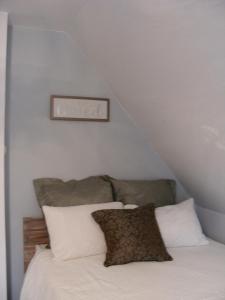 ルチャネ・ニダにあるU Krystynyのベッドルーム1室(白いシーツと枕のベッド1台付)
