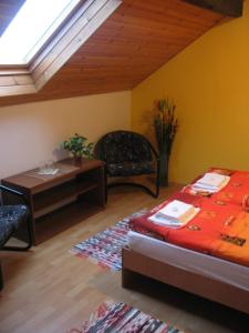 1 dormitorio con cama, mesa y ventana en Bed & Breakfast Penzion Brno, en Brno