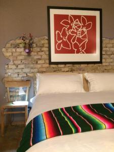 sypialnia z łóżkiem z kolorowym kocem w obiekcie The Resident Ancona w mieście Ancona