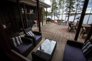 a screened in porch with chairs and a table at Villa Vonkale in Äänekoski