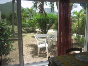 una ventana con vistas a una mesa y sillas en Studio 27 Orient Bay, en Orient Bay