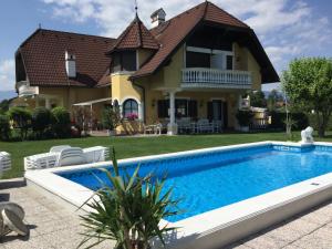 The swimming pool at or close to Appartements Panorama Schlössl