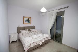 een slaapkamer met een bed en een glazen schuifdeur bij Villa Margarita in Zóla +26 foto's