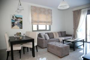 een woonkamer met een bank en een tafel bij Villa Margarita in Zóla