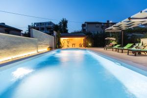 una piscina en el patio trasero de una casa en Villa Oria, en Pula