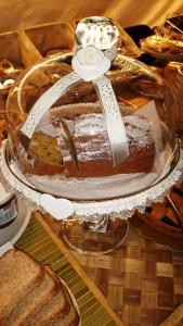 een chocoladetaart op een glazen bord op een tafel bij Hotel La Nidiola in Riccione