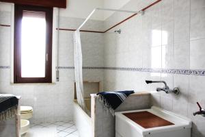 un bagno con vasca e lavandino di Favignana Vacanze a Favignana Altre 37 foto