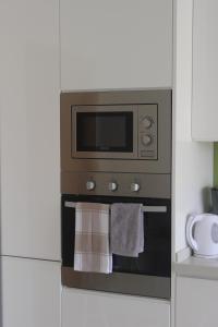 een oven met een magnetron in de keuken bij Anna - Maria Apartments in Albufeira