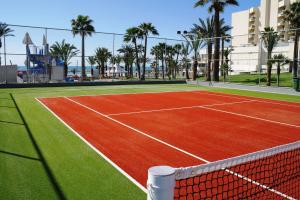 Теніс і / або сквош на території Golden Bay Beach Hotel або поблизу