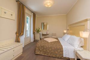 A bed or beds in a room at Hotel Villa Tiziana