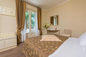 A bed or beds in a room at Hotel Villa Tiziana