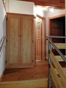 un pasillo con puertas de madera y una escalera en una casa en Maso Al Plan en Rabbi