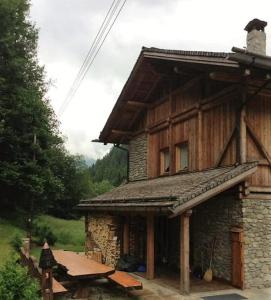 a log cabin with a table in front of it at Maso Al Plan in Rabbi