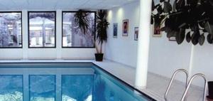 a swimming pool in a room with a plant at Golfresort Haugschlag in Haugschlag