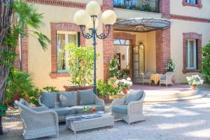 A seating area at Hotel Villa Tiziana