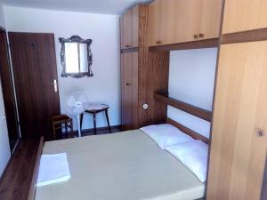 um pequeno quarto com um beliche e uma mesa em Apartment Zdravka em Blace