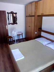 um quarto com uma cama grande e um espelho em Apartment Zdravka em Blace
