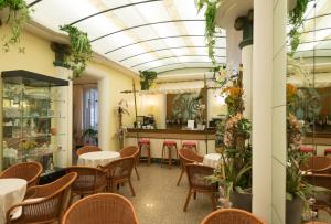 A restaurant or other place to eat at Hotel Villa Tiziana