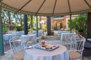 ห้องอาหารหรือที่รับประทานอาหารของ Hotel Villa Tiziana