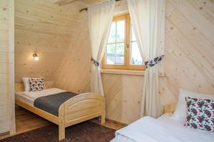 Postel nebo postele na pokoji v ubytování Domek Trzy Doliny Zakopane - Three Valleys Chalet Grill&Jacuzzi