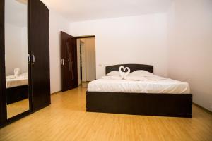 
Un pat sau paturi într-o cameră la Mamaia White Apartment
