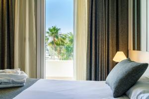 Кровать или кровати в номере Costa del Sol Torremolinos Hotel