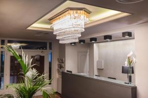 un salone con lampadario a braccio e specchio di Hotel Terradets a Cellers