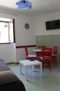 TV a/nebo společenská místnost v ubytování Illy City Centre Apartment + 37 fotografií
