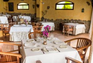Um restaurante ou outro lugar para comer em El Cortijo de Zahara by QHotels