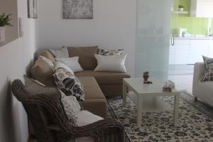 sala de estar con sofá y mesa en Anna - Maria Apartments, en Albufeira