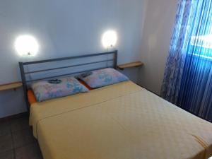 - une chambre avec un lit et 2 oreillers dans l'établissement Iva, à Vir
