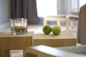 dos manzanas y una vela en dos mesas de madera en Hotel Kiel by Golden Tulip, en Kiel