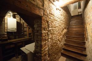 a staircase in a brick wall with a stair case at Appartamento Casa 300 in Venice