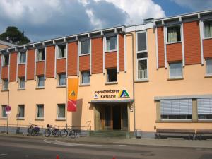 un edificio con bicicletas estacionadas fuera de él en Jugendherberge Karlsruhe, en Karlsruhe