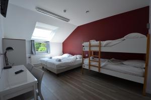 Двухъярусная кровать или двухъярусные кровати в номере Auberge des 3 Fontaines
