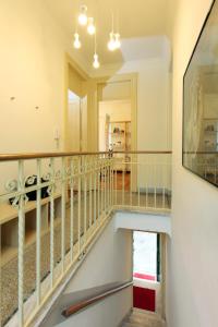 eine Treppe in einem Haus mit Geländer in der Unterkunft Appartamento Conte Rosso in Turin